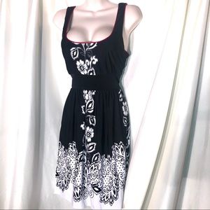 Speechless mini dress in black & white with its own crinoline to peek out! Sz L